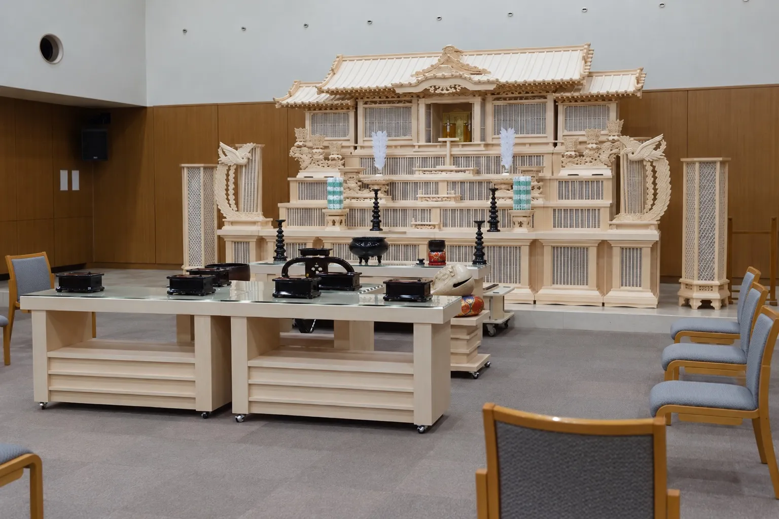 長南聖苑の式場。白木の祭壇の前に焼香台と椅子が並ぶ（イメージ）
